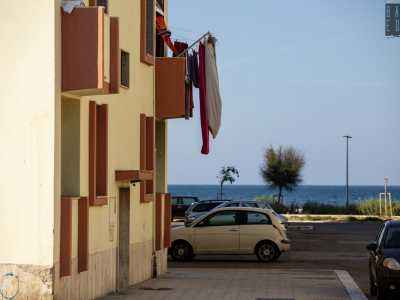 Sulla sinistra invece sono ancora presenti le basse e coloratissime case popolari, i primi edifici costruiti nel quartiere